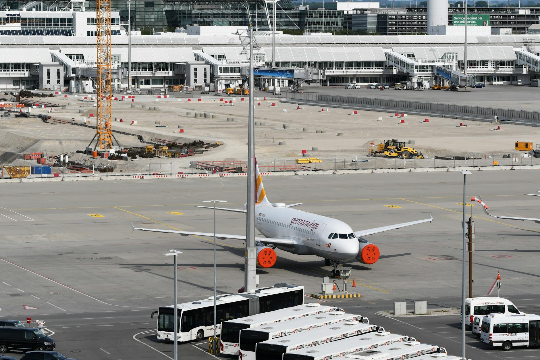 Airbus at Munich Airport alongside ongoing construction work, showcasing modern aviation infrastructure.