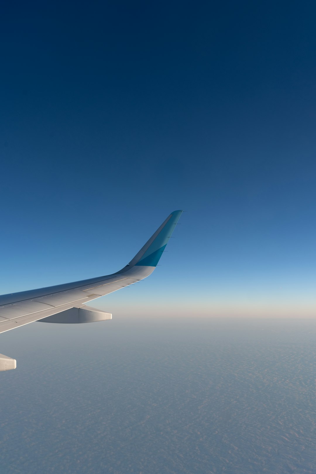 A view of the wing of an airplane in the sky