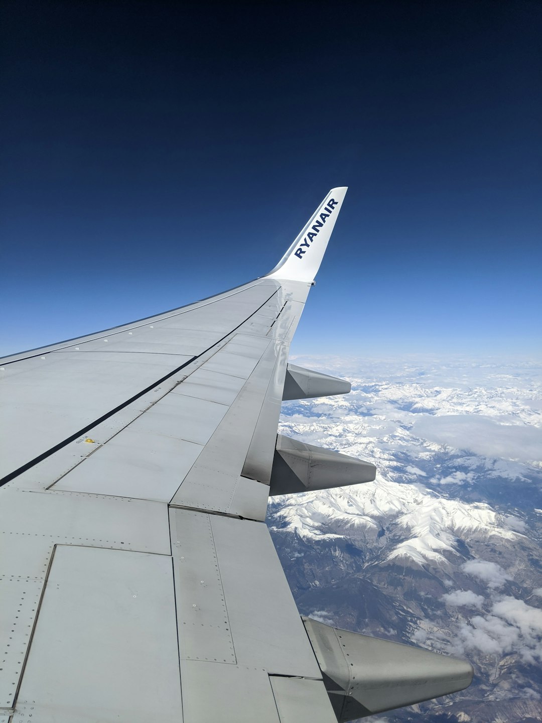 white and gray airplane wing during daytime